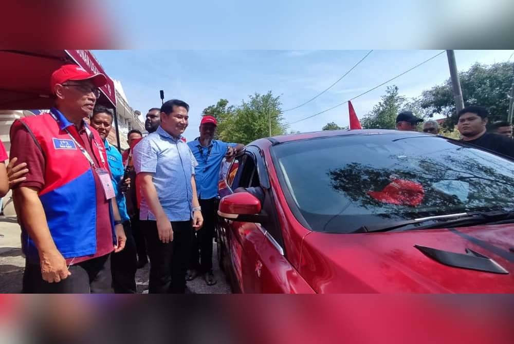 Rafizi (tiga dari kiri) semasa turun meninjau kempen sempena Pilihan Raya Kecil (PRK) Sungai Bakap pada Sabtu.