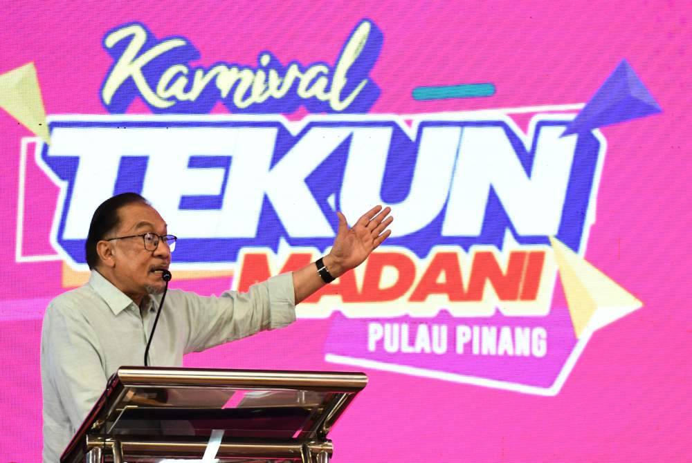 Anwar berucap pada Karnival Tekun MADANI Pulau Pinang di Dewan SP Arena Seberang Jaya pada Sabtu. Foto Bernama