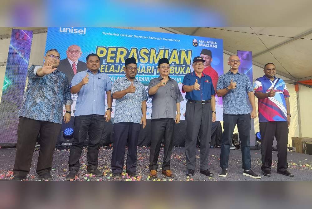 Mohammad Redzuan (tiga dari kanan) pada Majlis Perasmian Jelajah Hari Terbuka Unisel 2024 di Padang Astaka, Tanjong Karang di sini pada Sabtu.