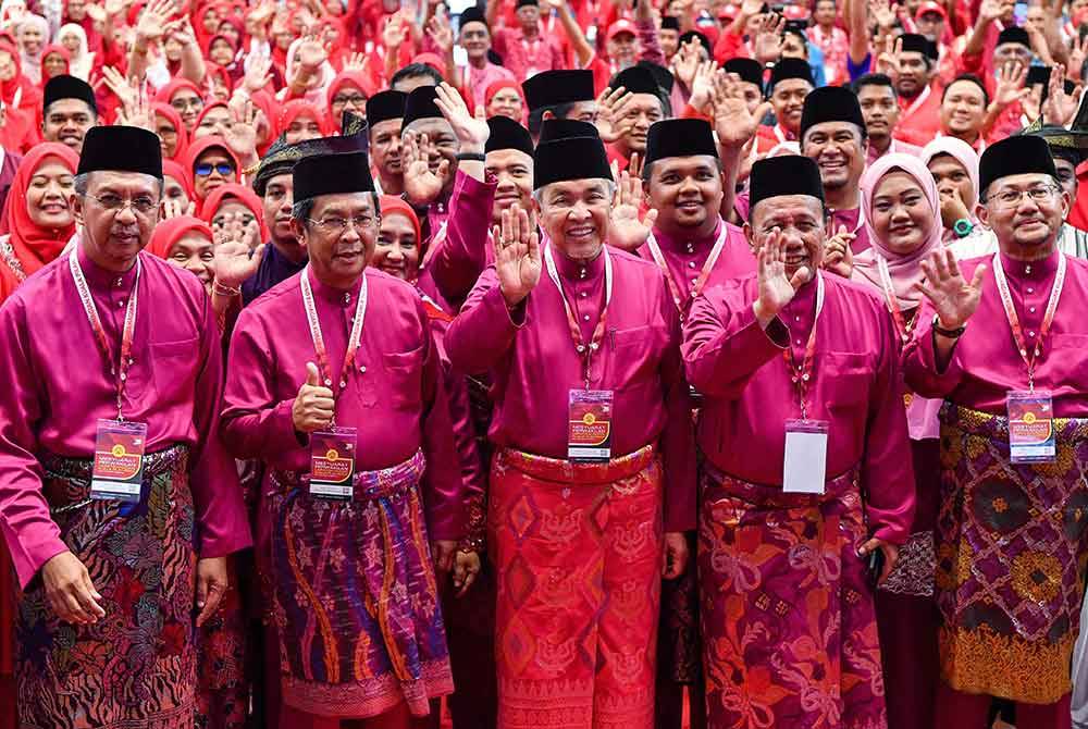 Ahmad Zahid (tengah) bergambar bersama para perwakilan ketika hadir bagi merasmikan Mesyuarat Perwakilan UMNO Bahagian Kuala Pilah di Dewan KPDNHEP Melang pada Sabtu. Foto Bernama