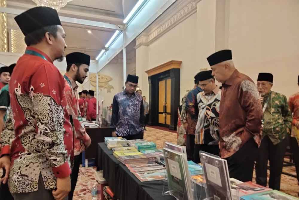 Mohamad Rizam ( kanan) melawat reruai Majlis Penutup Konvensyen Masjid Nusantara 2024 pada Sabtu.