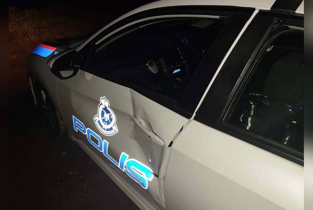 Keadaan pintu hadapan MPV polis yang rosak selepas dilanggar pacuan empat roda jenis Ford Ranger. Foto PDRM