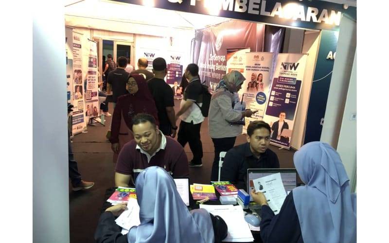 Antara pengunjung yang hadir ke reruai yang dibuka di MYFUTUREJOBS pada Sabtu.
