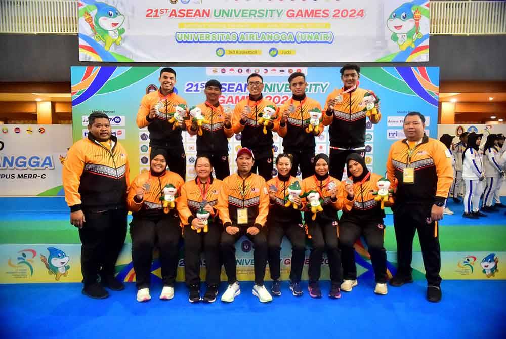 Skuad judo selepas kempen di Pusat Konvensyen Airlangga, Universitas Airlangga.