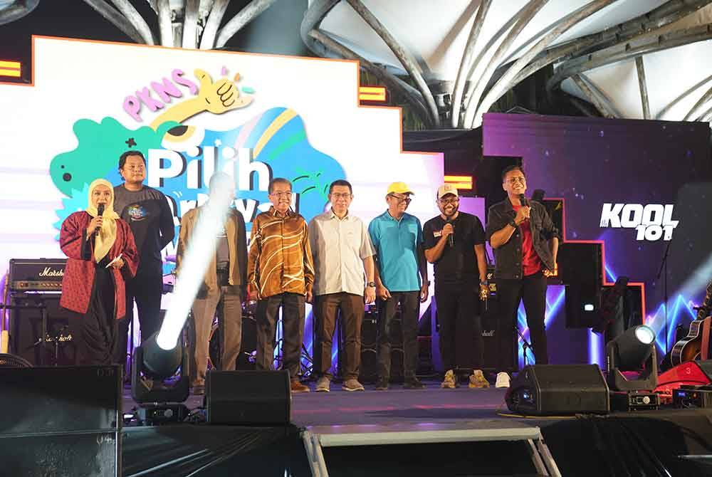 Md Kamarzan (empat dari kiri) melancarkan PKNS Pilih Karnival berlangsung di Dataran Kemerdekaan Shah Alam, pada Sabtu.