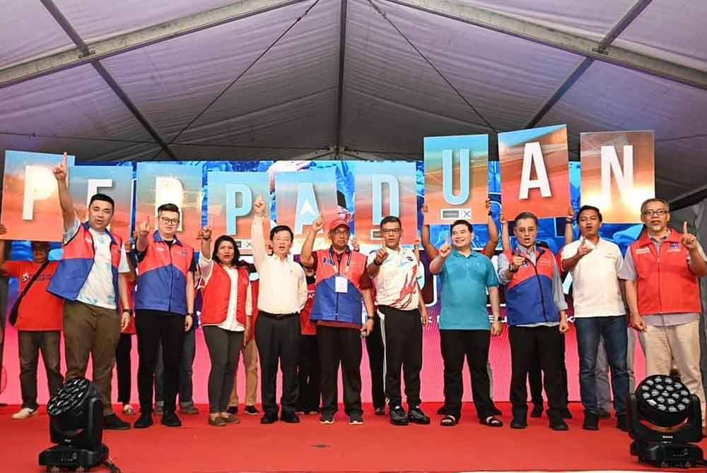 Rafizi (empat kanan) semasa turun berceramah bersama pimpinan PH lain di Kampung Padang lalang, Simpang Ampat, malam Sabtu.