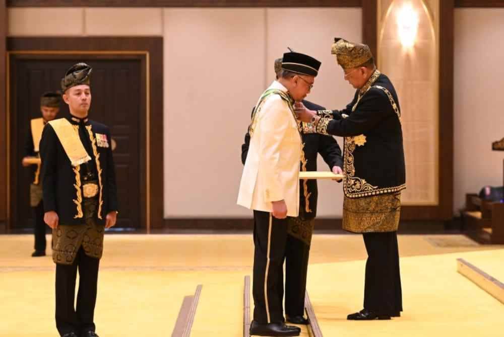 Sultan Sallehuddin mengurniakan Darjah Seri Setia Sultan Sallehuddin Kedah Yang Amat Dihormati (SSSK) kepada Anwar pada Majlis Istiadat Menyembah Tahniah dan Penganugerahan Darjah serta Bintang Kebesaran di Balairung Seri Besar, Istana Anak Bukit, di sini, pada Ahad. Foto Pejabat Setiausaha Kerajaan Negeri (SUK) Kedah