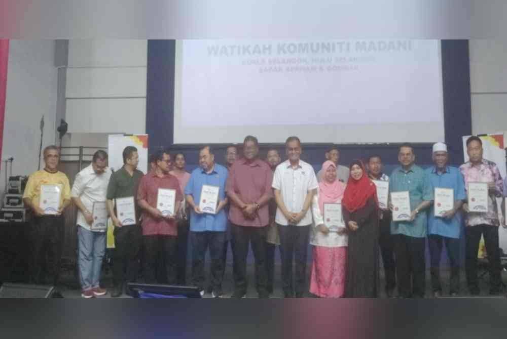 Dr Dzulkefly (enam dari kanan) bergambar bersama penerima watikah Komuniti Madani semasa Majlis Perasmian Karnival Kita Madani Peringkat Negeri Selangor di Dewan Dato’ Penggawa Permatang pada Ahad.