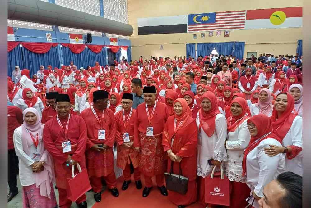 Ahmad Zahid bersama perwakilan UMNO Bahagian Maran di Dewan UMNO Bahagian Maran, Pekan Tajau di sini pada Ahad.