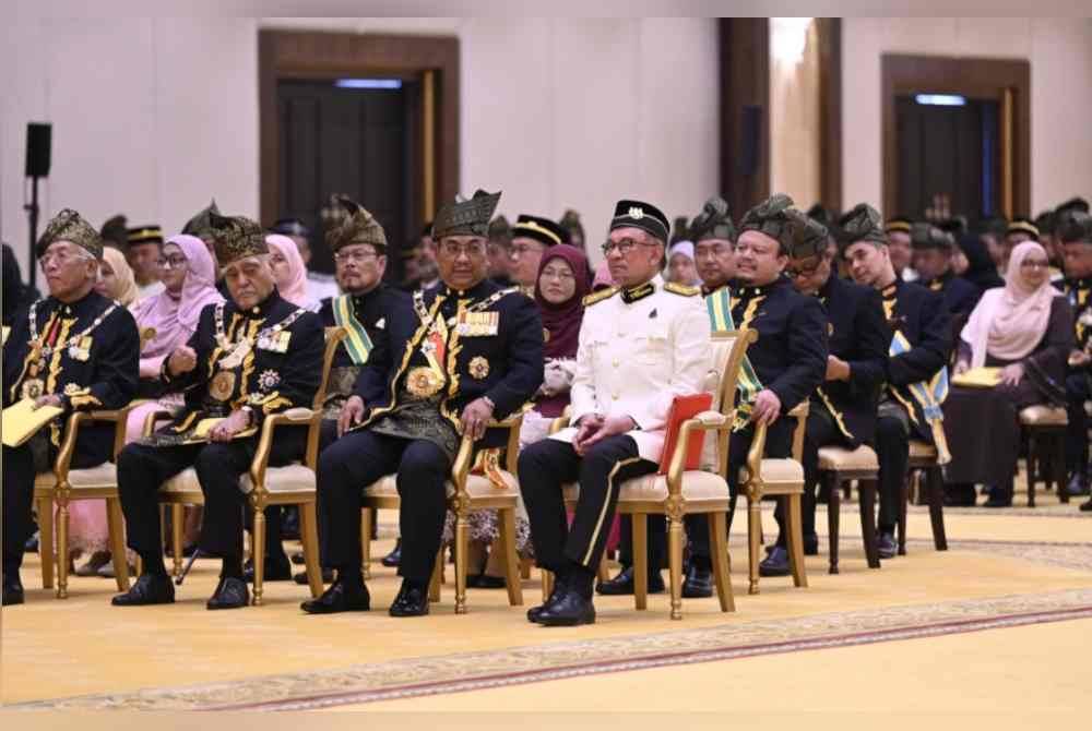 Muhammad Sanusi (dua kanan) dan Perdana Menteri, Datuk Seri Anwar Ibrahim (kanan) pada Istiadat Menyembah Tahniah dan Penganugerahan Darjah dan Bintang Kebesaran Sempena Ulang Tahun Hari Keputeraan Sultan Kedah ke-82 di Balairung Seri, Istana Anak Bukit pada Ahad. Foto Pejabat SUK Kedah