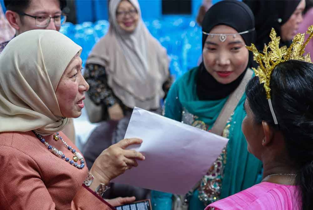 Nancy pada Majlis Ramah Mesra Bersama Kumpulan Sasar KPWKM yang diadakan di Dewan Jawatankuasa Keselamatan dan Kemajuan Komuniti (JKKK) Sungai Kechil pada Ahad. Foto Bernama