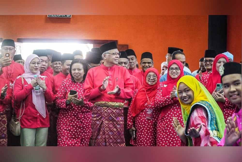 Ismail Sabri (tengah) bersama perwakilan yang hadir .