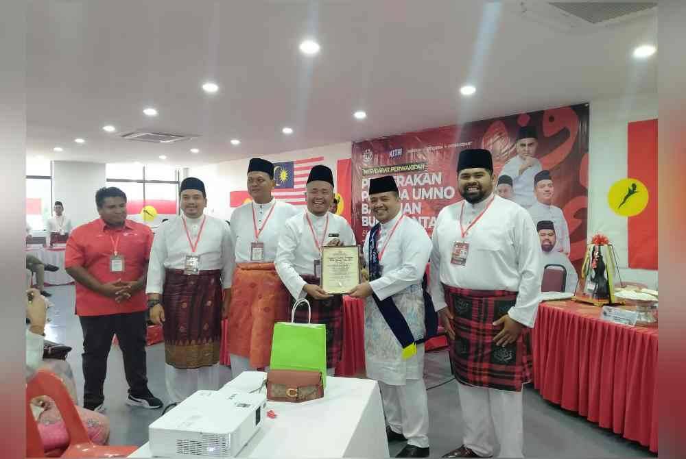 Ahamd Saidi (dua dari kiri) menyaksikan Mohamad Sollehin (dua dari kanan) menerima Anugerah Tokoh Panglima Bukit Gantang.