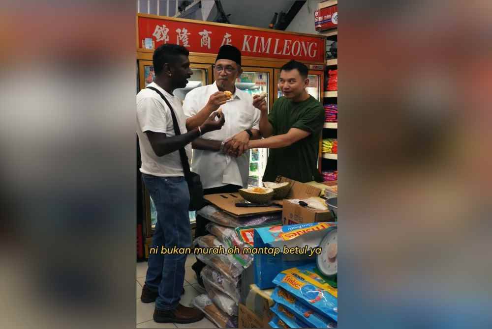 Video kempen Cikgu Joo (tengah) menampilkan dua individu terlibat pergaduhan 'one by one gentleman' sambil menikmati durian simbolik perpaduan kaum.