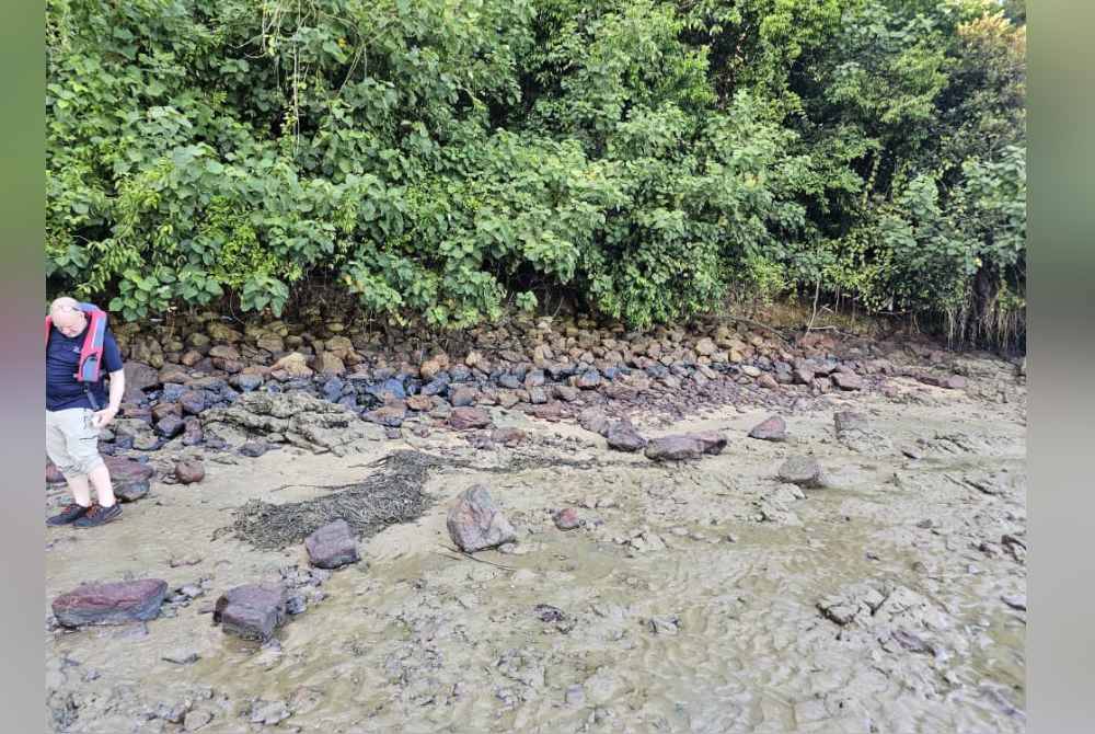 Tumpahan sisa minyak dikesan di Pantai Che Kamat, Sungai Rengit, Pengerang.