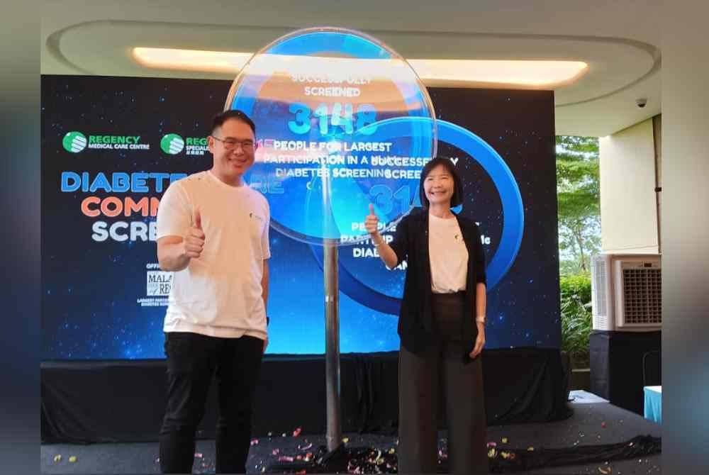 Tian Soon (kiri) ketika hadir menyempurnakan majlis penutupan Kempen Saringan Diabetes di Recency Specialist Hospital, Southkey pada Ahad.