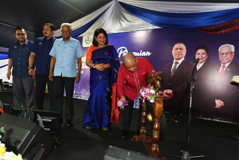 Saarani menyempurnakan gimik perasmian Sambutan Minggu Perpaduan Peringkat Negeri Perak di Dataran Majlis Bandaraya Ipoh pada Ahad.