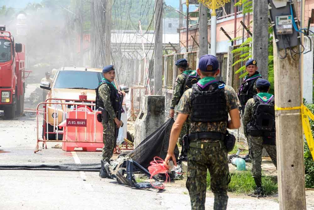 Tentera Thailand memeriksa kawasan di tempat kejadian selepas sebuah kereta meletup di hadapan flat polis di daerah Bannang Sata, wilayah Yala, selatan Thailand pada Ahad. Foto EPA
