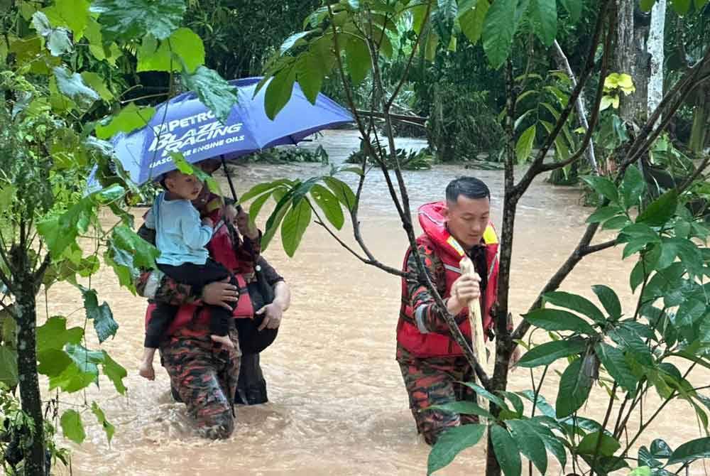 Operasi menyelamat dilakukan oleh pasukan bomba di kawasan terjejas banjir.