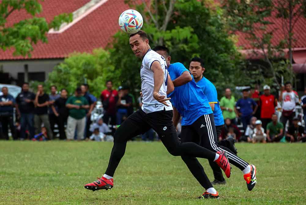 Bekas pemain bola sepak kebangsaan Norshahrul Idlan Talahan turut beraksi pada perlawanan bola persahabatan antara pasukan Akmal Nasrullah menentang pasukan Sanusi. Foto Bernama