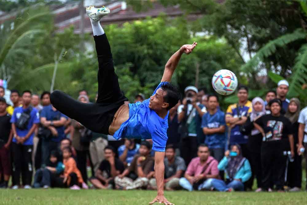 Aksi menarik ADUN Gurun Baddrol Bakhtiar. Foto Bernama