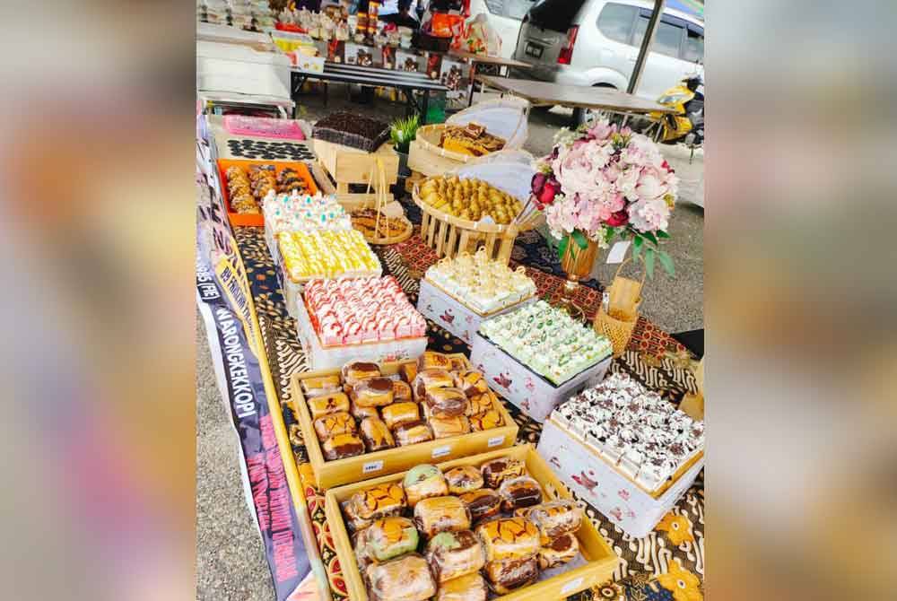 Pelbagai pilihan makanan dan manisan yang dijual oleh Farizah.