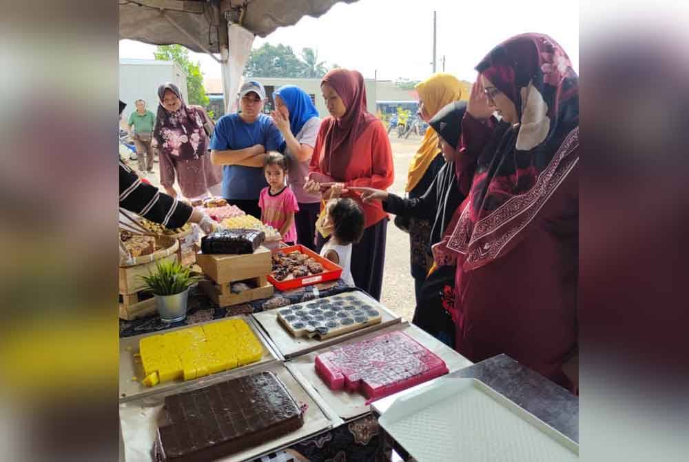 Antara pelanggan yang datang ke Warong Kek & Kopi milik Farizah.