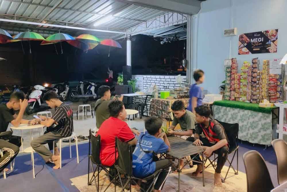 Suasana Warong Kek & Kopi di waktu malam.