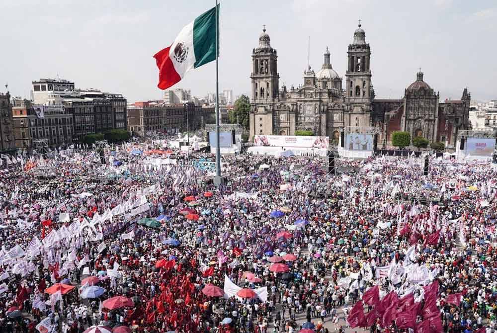 Penyokong Sheinbaum menyertai kempennya di kota Mexico.