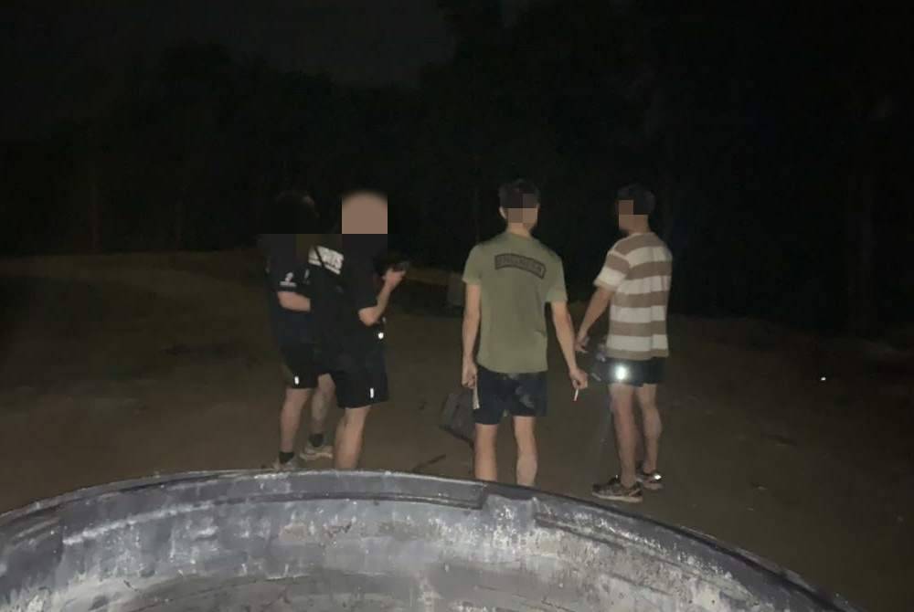 Empat lelaki warga Singapura yang dilaporkan sesat di kawasan air terjun Bukit Apek, ditemukan selamat, pada Ahad.