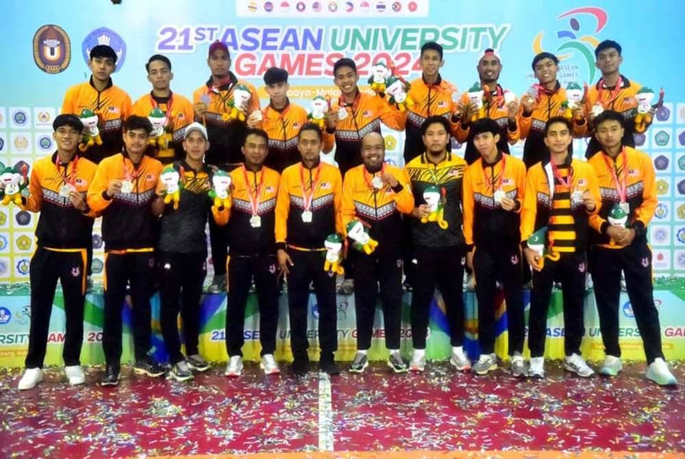 Skuad futsal negara merangkul pingat perak pada AUG 2024.