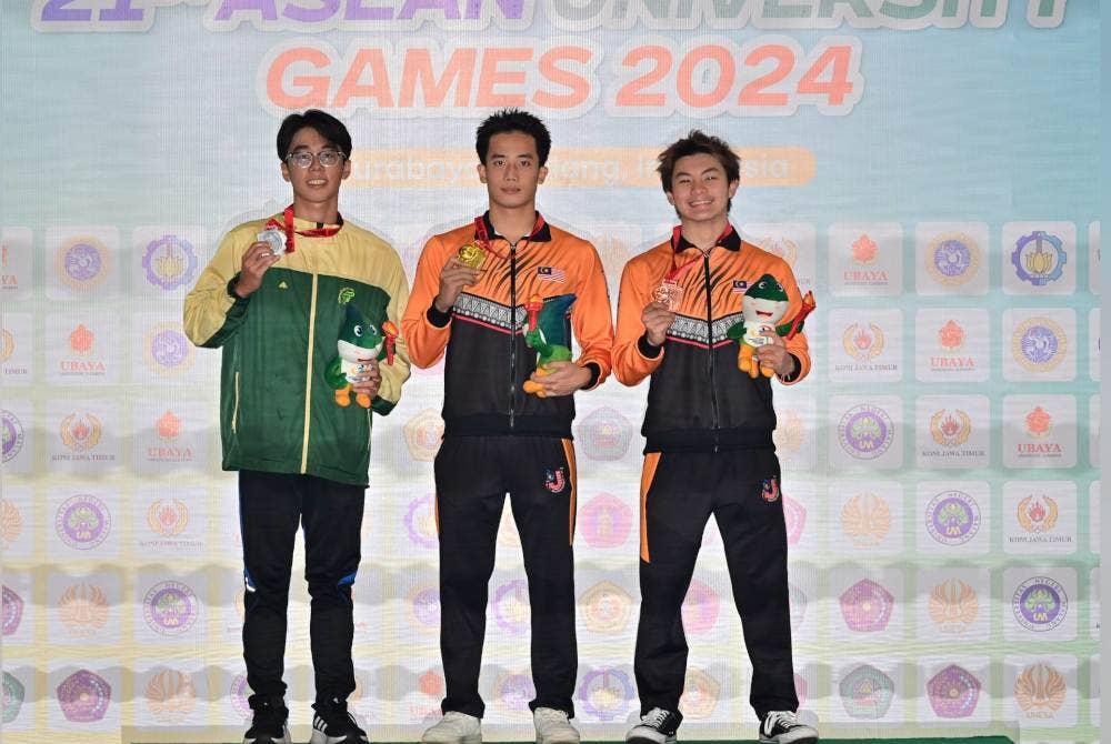 Low Zheng Yong (tengah) turut merangkul emas.