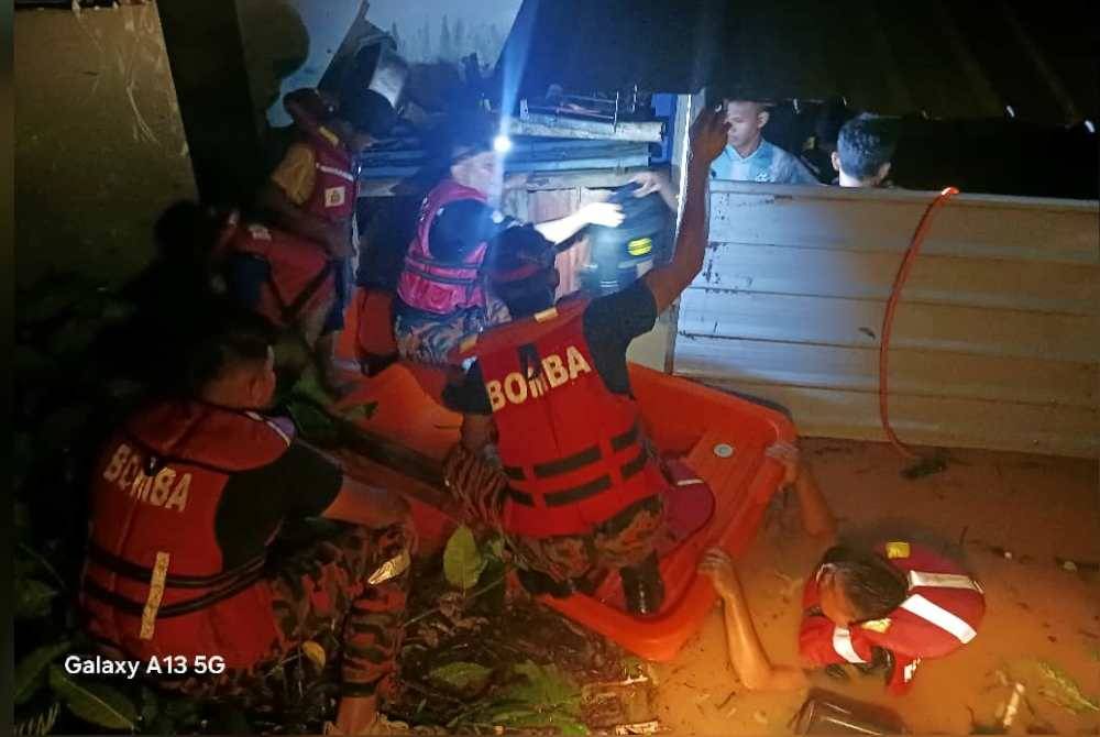 JBPM pindahkan mangsa banjir ke PPS Dewan Kebudayaan di Penampang.