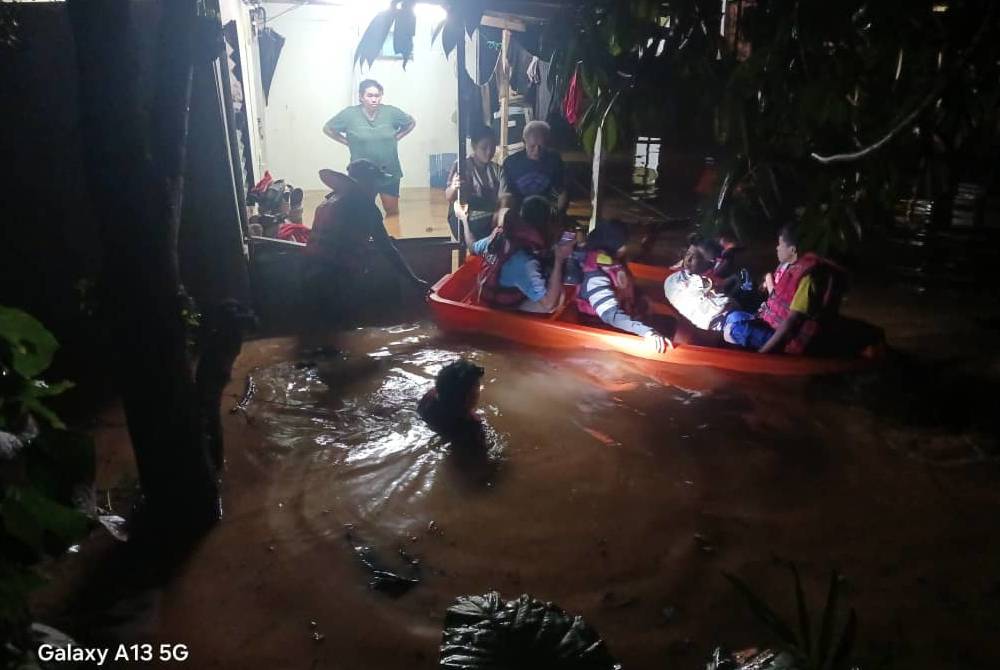 JBPM pindahkan mangsa banjir ke PPS Dewan Kebudayaan di Penampang.
