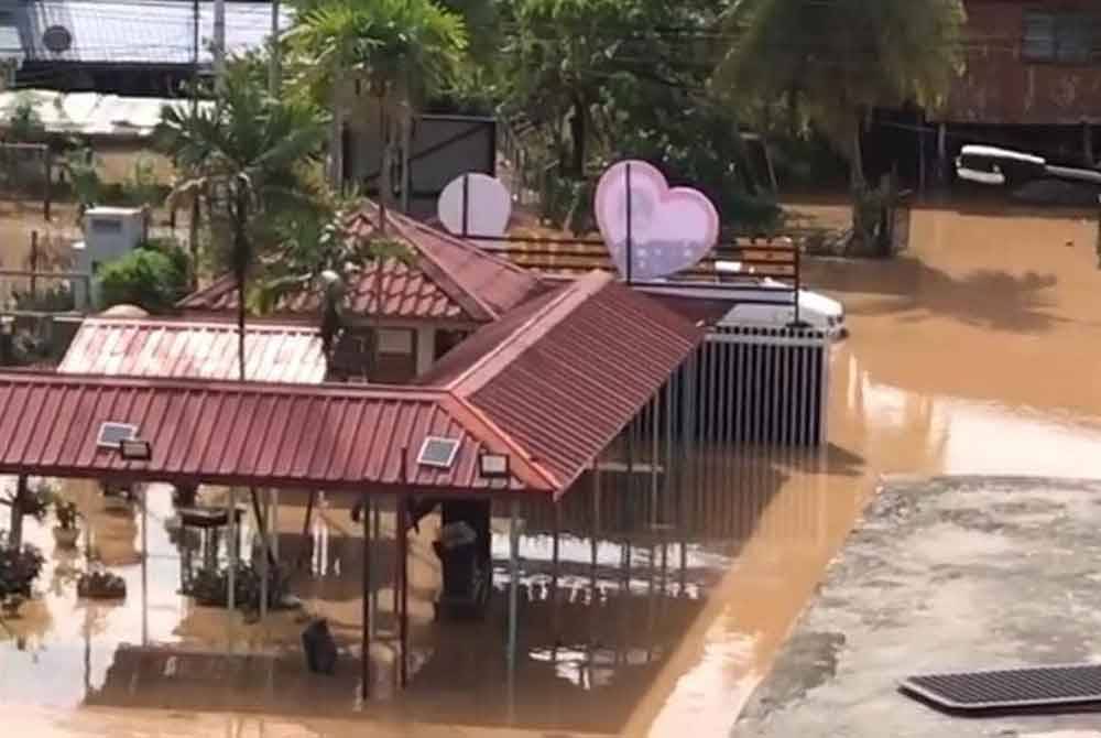 Keadaan di SK Kibabaig, Penampang, dinaiki air akibat banjir yang melanda daerah itu sejak petang Ahad.