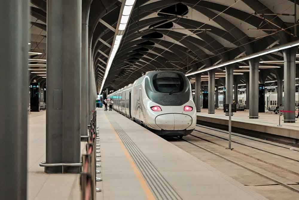 Sistem Kereta Api Laju Haramain dari Makkah ke Madinah mampu bergerak pada kelajuan 300 km sejam sekali gus menjimatkan masa penumpang.
