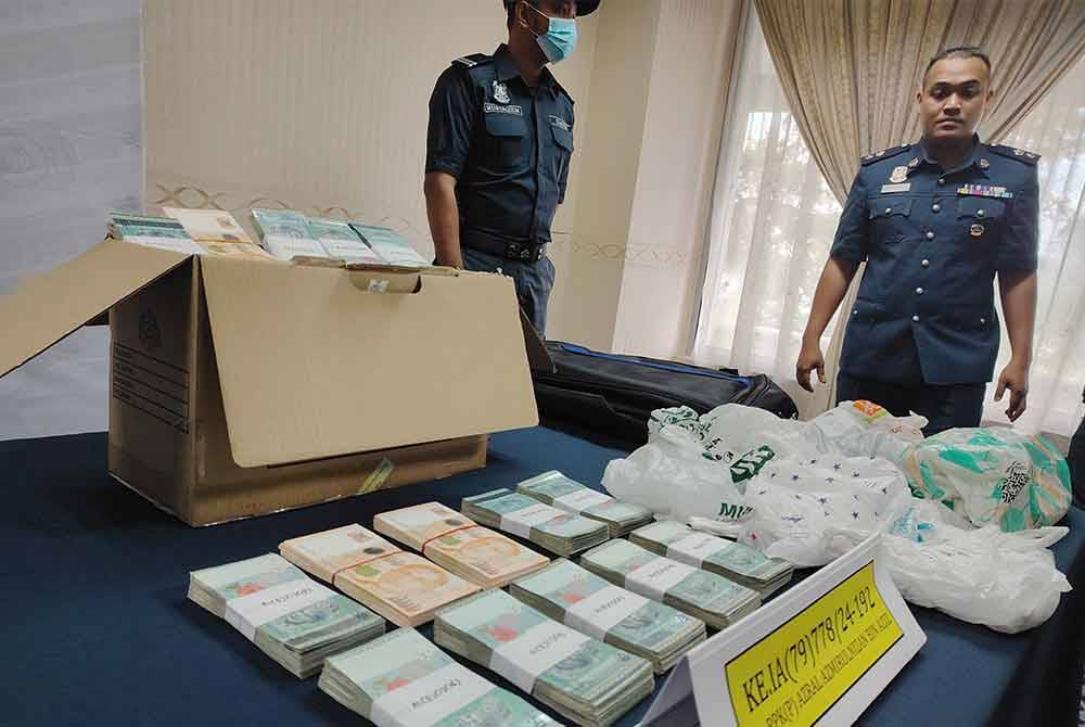 Wang tunai mata wang Ringgit Malaysia dan Dollar Singapura dirampas JKDM di KLIA, pada 13 Jun lalu.