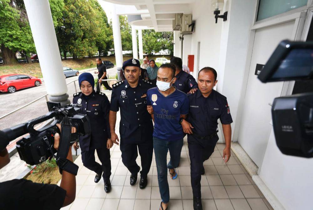 Tertuduh, Hairil Anaas Abdullah (dua dari kanan) didakwa membunuh isterinya, Nisya Syahkila di sebuah bilik hotel di Batu Gajah pada 20 Jun lepas.