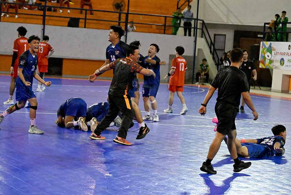 Pemain-pemain negara meraikan kejayaan muncul pemenang pingat emas acara bola baling AUG 2024.