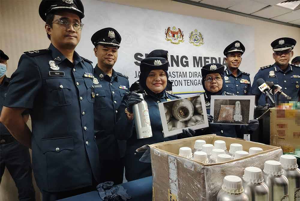 Norlela (tiga dari kanan) menunjukkan paparan gambar termos dan dadah yang dirampas susulan rampasan bungkusan dari sebuah negara Eropah, di Zon Bebas Kargo KLIA, Sepang, 19 Jun lalu.