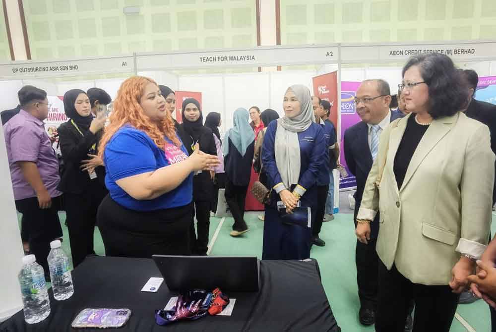 Azlinda (kanan) bersama Naib Canselor UUM, Datuk Profesor. Dr. Mohd Fuad Sakdan mendengar penerangan daripada pempamer pada Majlis Perasmian Karnival Kerjaya UUM dan Pelancaran Bulan Kebolehpasaran Graduan Dan Kerjaya Universiti Awam 2024 di Universiti Utara Malaysia (UUM) baru-baru ini.