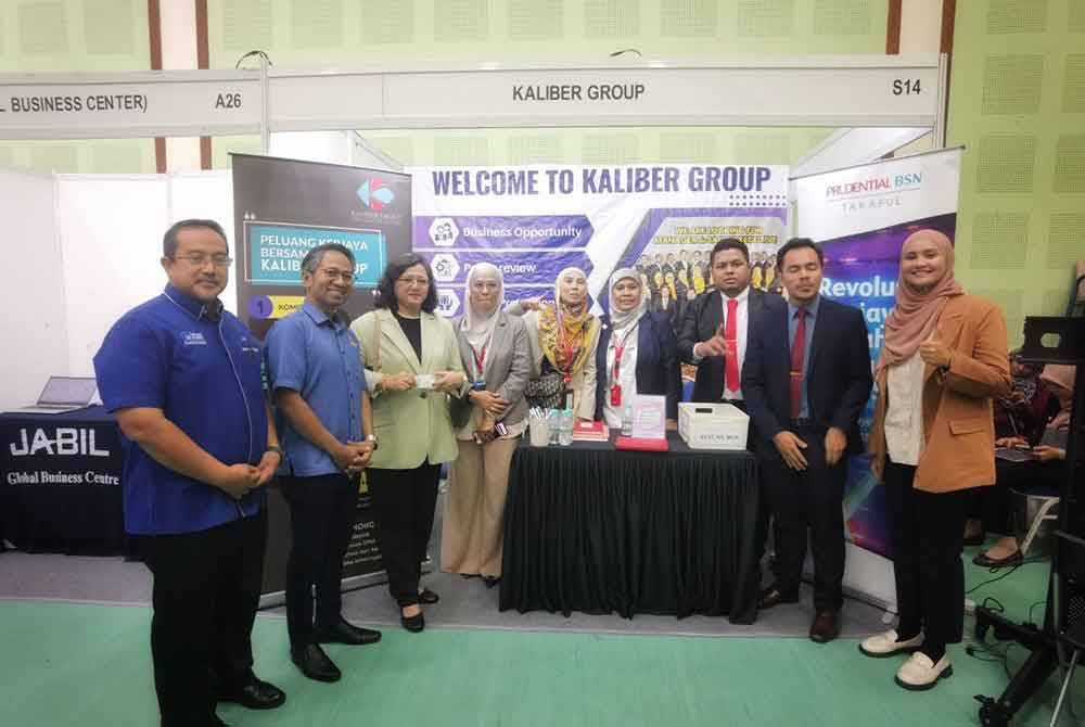 Azlinda (tiga dari kiri) bergambar bersama pempamer di salah satu reruai yang mengambil bahagian.