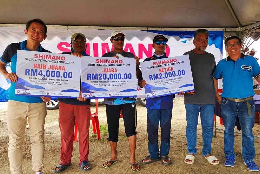 Kelvin Yiu (kiri) bersama barisan pemenang utama pada majlis penyampaian hadiah pertandingan memancing Cuti-Cuti Malaysia Shimano Surfcasting di Pantai Sepat di sini pada Ahad.