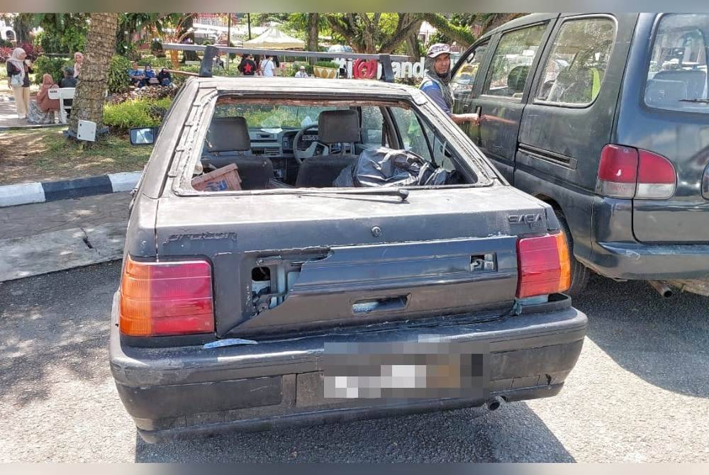 Kereta Proton Saga yang dipercayai miliki peniaga dan telah lama ditinggalkan di kawasan itu.