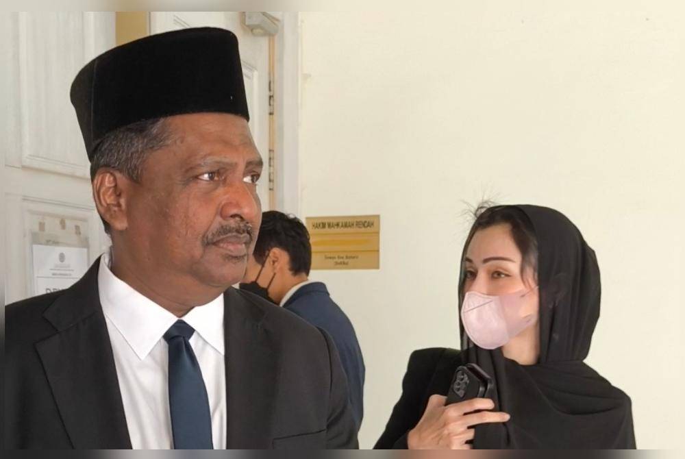 Nur Fathiah (kanan) hadir ke Mahkamah Rendah Syariah Wilayah Persekutuan Kuala Lumpur pada Isnin, bagi permohonan status pengesahan perkahwinan dengan Mohd Bakri.
