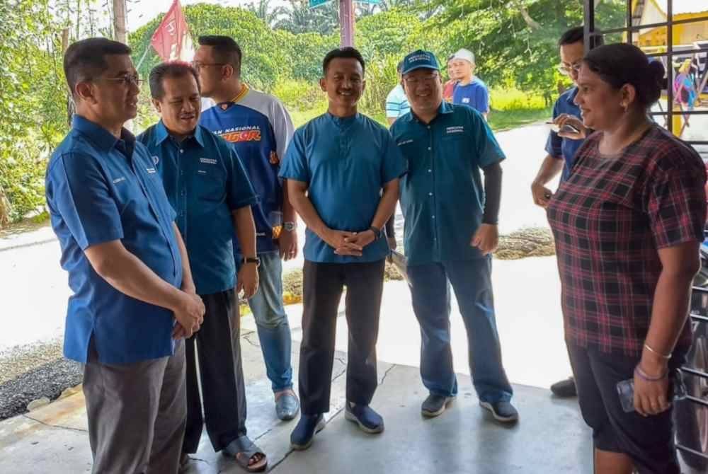 Azmin (kiri) turun membantu kempen calon PN dengan menyantuni masyarakat India di Ladang Sungai Kechil, Sungai Bakap.