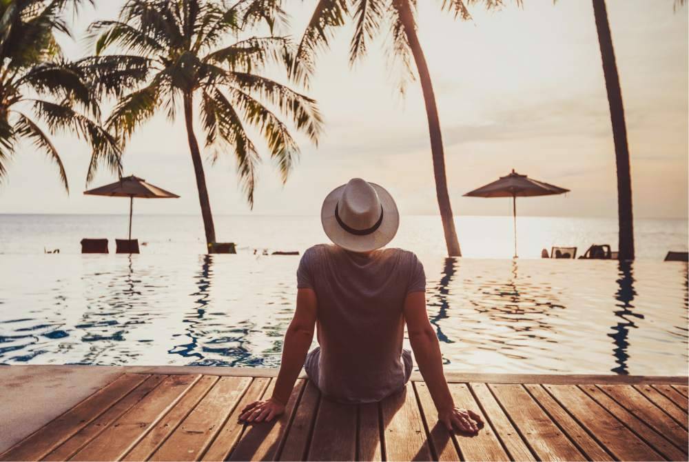 SERING melancong turut dikaitkan dengan penyelewengan dana sumbangan orang ramai. Foto CANVA