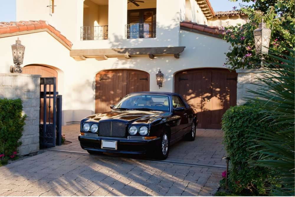 KEHIDUPAN mewah dan berlebih-lebihan terutamanya daripada orang yang mengutip sumbangan orang ramai sering dipertikaikan. Foto CANVA