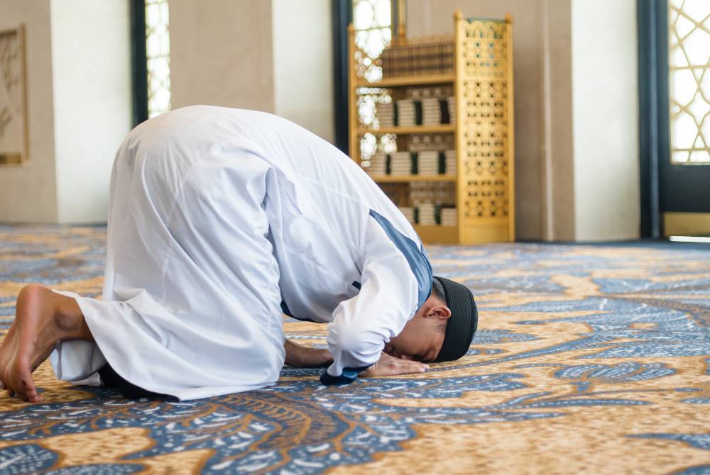 SOLAT istikharah bertujuan untuk memohon petunjuk daripada ALLAH SWT dan ia dilakukan apabila seseorang ragu-ragu dalam membuat pilihan atau keliru menentukan sesuatu yang terbaik. -Foto: Canva