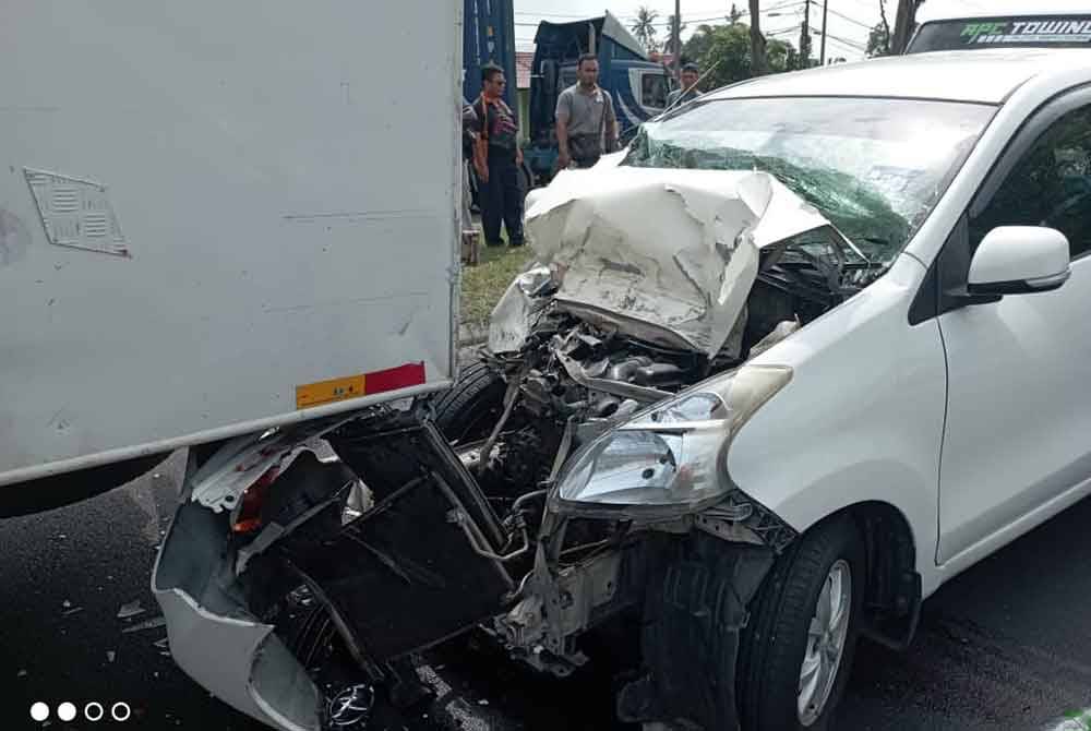 Kenderaan dipandu seorang lelaki merempuh bahagian belakang sebuah lori.